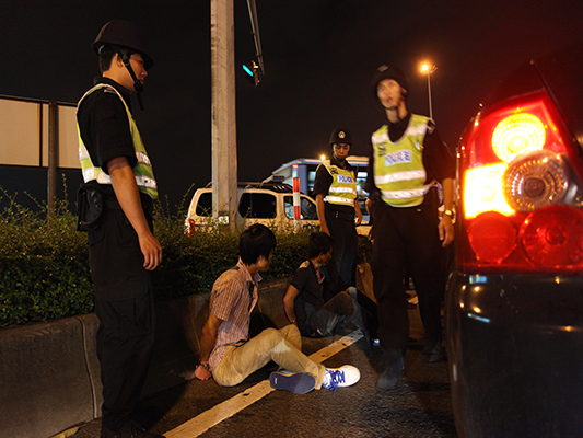 热心市民助办案，巡警快速拦下嫌疑人