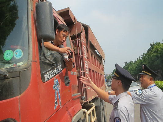 严查泥头车，维护市容环境