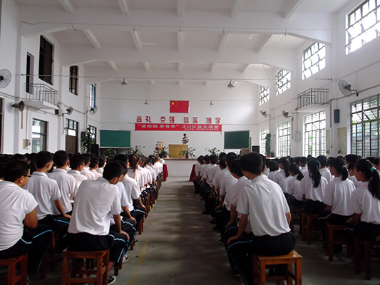 学生们齐聚学堂，上一堂特别的英语课