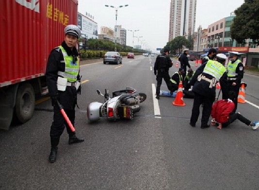 节后春运盯得紧，民警寒天中把好出行关