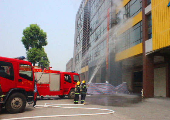 高层建筑起火，迅速疏散人群是逃生关键