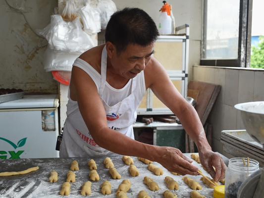 老人的中秋情怀：一种猪仔饼做了40年