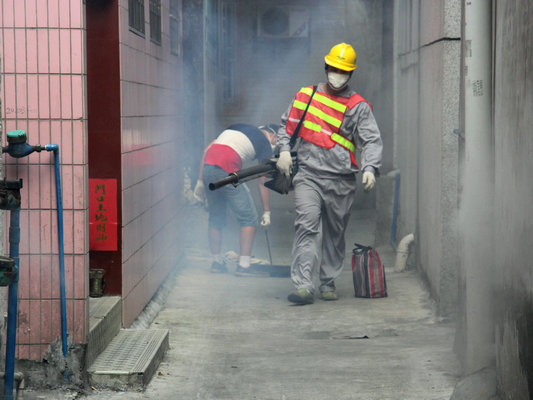 陈村：翻盆撒药、清积水，蚊子哪里逃？