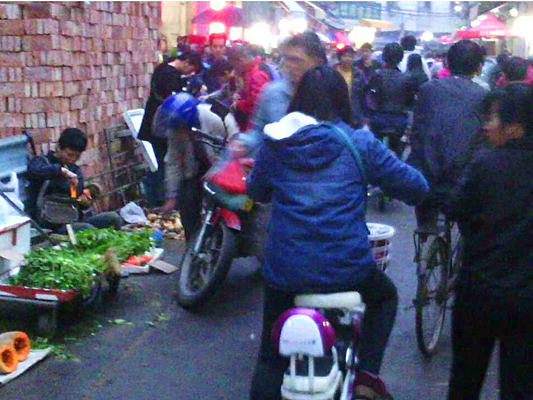 追踪：摊贩又来了，居民出行又堵了