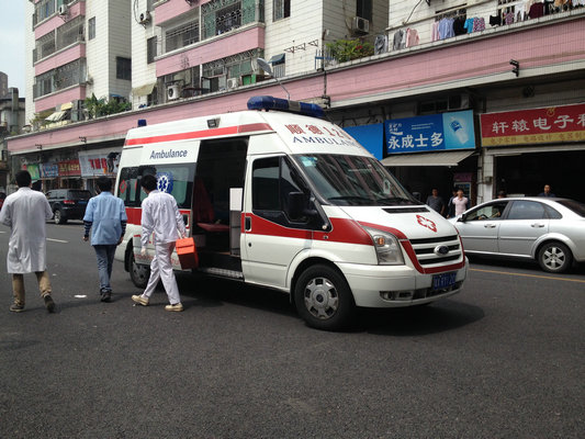 心惊！着急冲出马路，8岁小女孩被撞伤