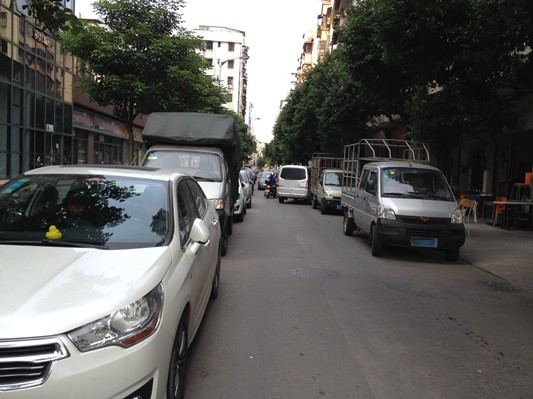 道路两旁停满车，高峰期时难通行