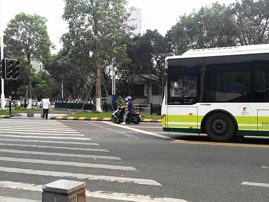 等红灯让爱车熄火，小习惯也能做大环保