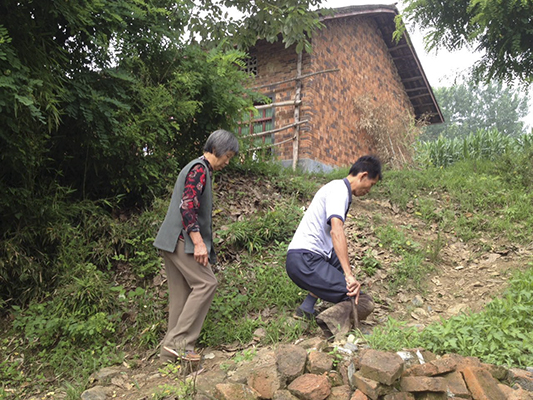 免费安装假肢，坚强男子不再跪着种地