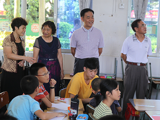 关心下一代，区中小学学校均成立关工委