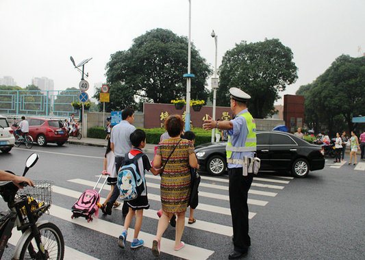 开学首日交警叔叔送来好礼：秩序＋安全