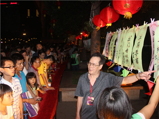 顺峰山公园中秋月夜：灯谜助庆音乐传情