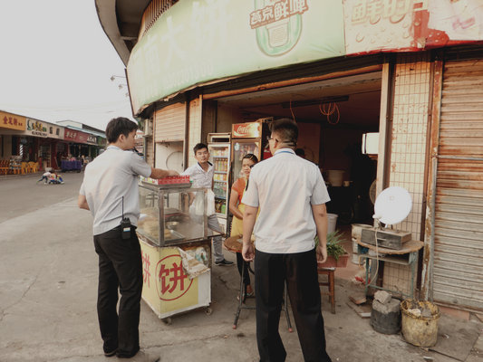 奶茶店桌椅摆路边，伦教执法这样做