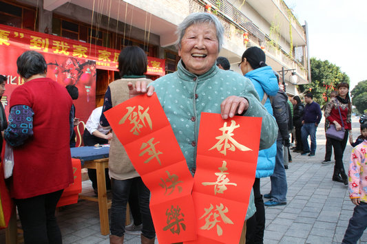 翰墨飘香！喜获春联的街坊送甘蔗说“掂过碌蔗”