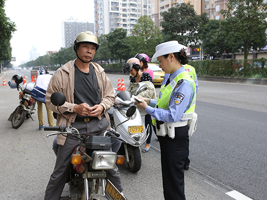 “断腿行动”执法严，扣留机动车201辆