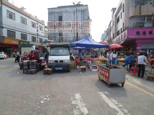 菜市场乱摆卖，市民：这路没法走了！　