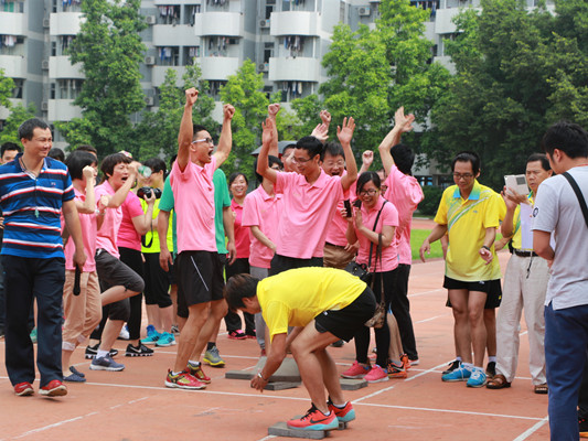 趣味运动会中，老师们“变小孩”啦！