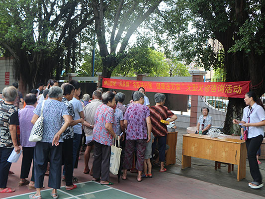 乐医议诊进岳步，市民纷纷竖起了大拇指