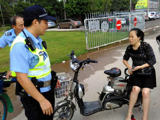 陈村：摔倒致拇指骨折，幸遇贴心民警　