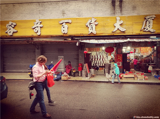 落雨的容奇旧马路，稀疏的路人