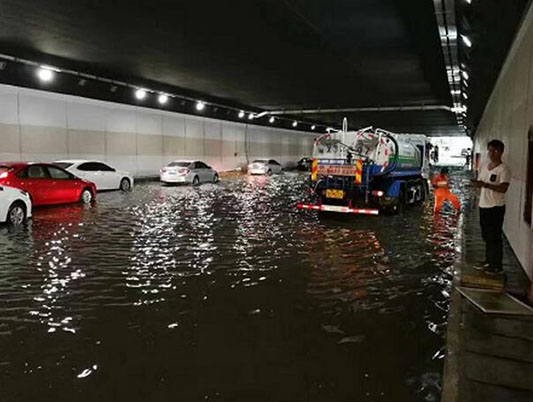 为何逢雨必堵？网友八问碧桂路隧道大浸水！