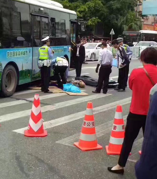 顺德公交事故行人当场死亡，交警调查中