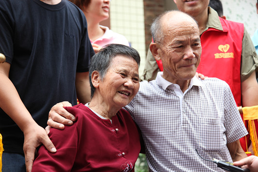 失散73年耄耋老人圆梦，顺德这对姐弟终于相认了