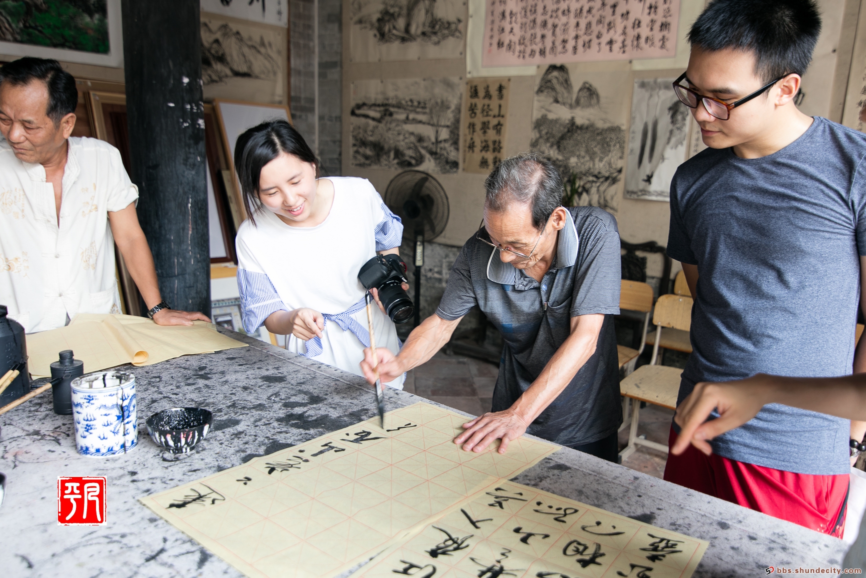 林头社区内，曾经的祠堂变身成诗书画会活动场所