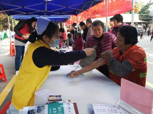 杏坛：党群先锋队走基层，为村民义诊