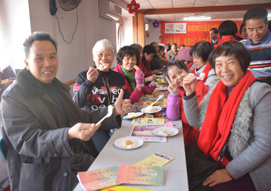 大良：热心企业送手机，长者生日会好欢庆