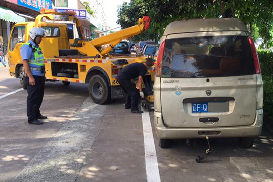 交警查扣多辆僵尸车，腾出近两百个车位