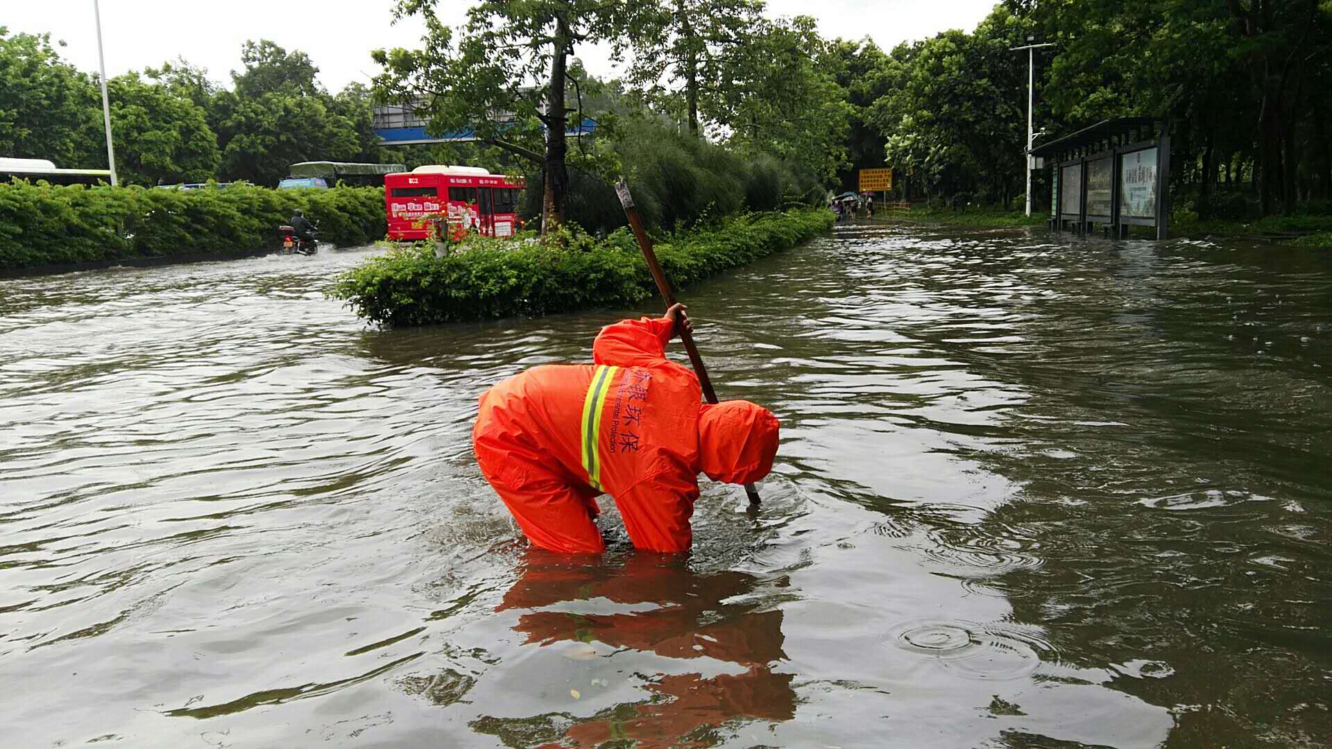 风雨出击守一线！顺德城管积极整治易涝隐患