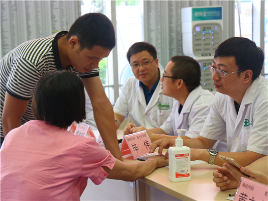 迎接医师节，北滘医院开展义诊活动