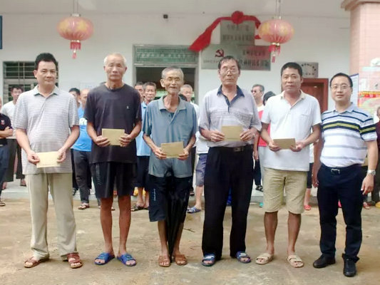 北滘：心系雷州帮扶贫困户，冒雨送真情