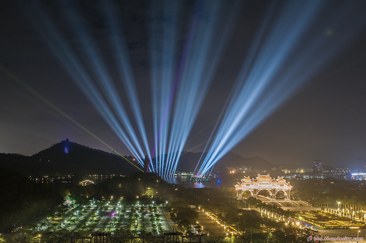 顺峰山公园灯光划破寒夜