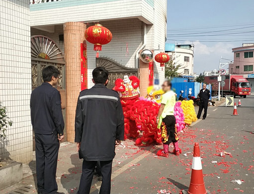 这个行为违法且危及安全，多宗被查处！