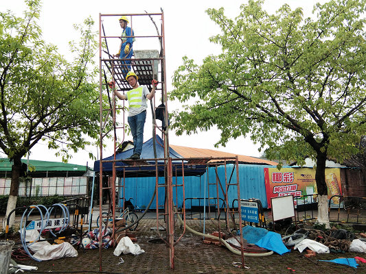 公共场合施工吵？原来是修复地下管道