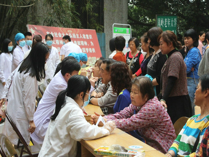 世界口腔健康日，口腔义诊走进老年大学