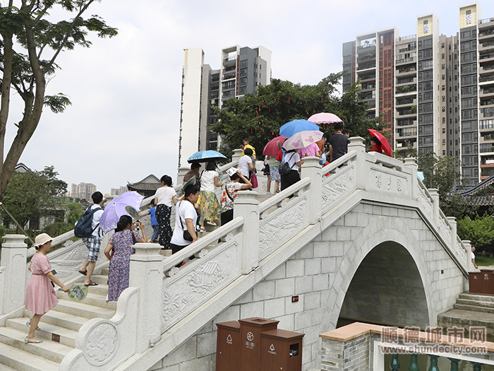 游客游览和园.jpg