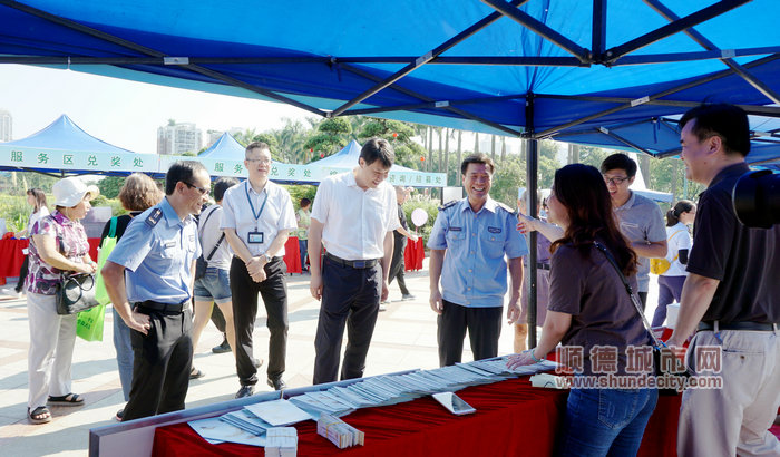 周旭与现场参与的部门、企业代表进行交流。（顺德城市网摄影俱乐部成员汤海元摄）.jpg