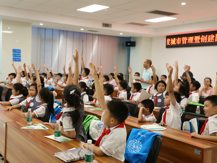 城管这场活动好有料！学生哥秒变“迷弟迷妹”