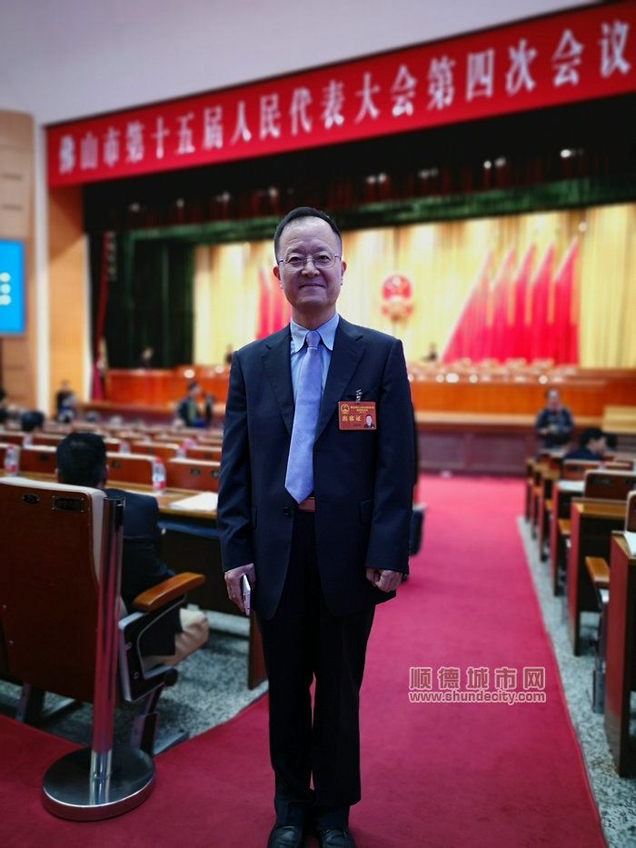 张晓峰连续两届担任佛山市人大代表、法制委员会委员。（受访者供图）.jpg