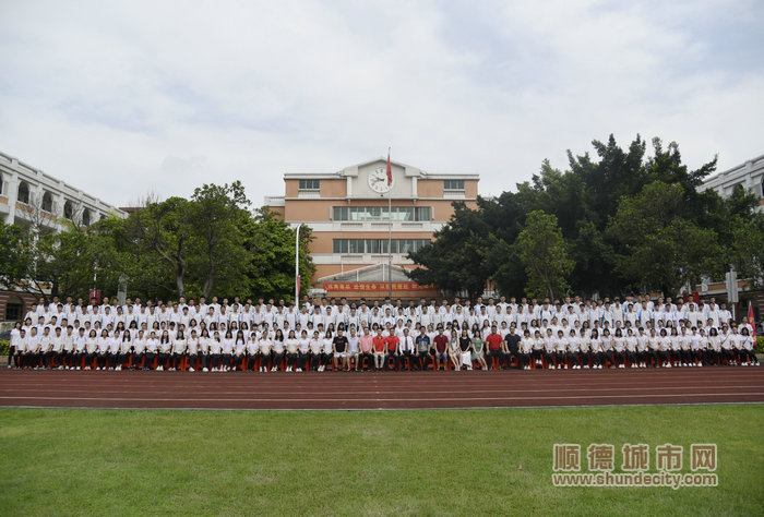 2019年高考，上高优线部分同学与学校部分行政、教师合影.jpg