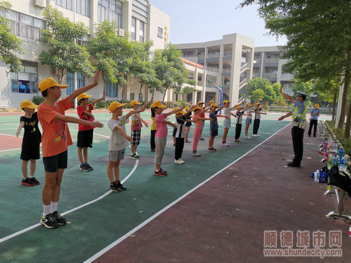 小学生跟随交警蜀黎学交通指挥手势_副本.jpg