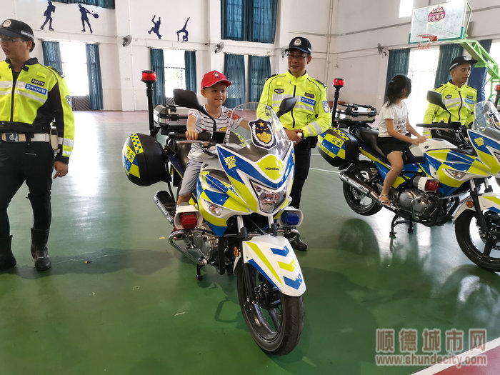 小学生骑上警卫摩托车_副本.jpg