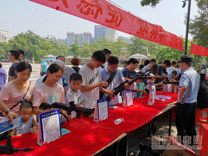 真枪展示摊位吸引市民围观_副本.jpg