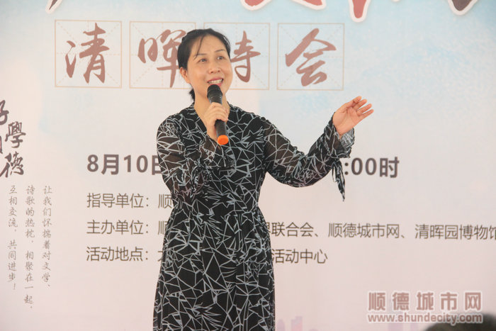 点评嘉宾邹春玲台上表演《红楼梦》选段.JPG