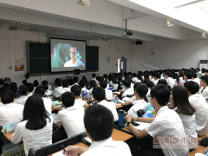 顺德职业技术学院学生集体观看首映.jpg