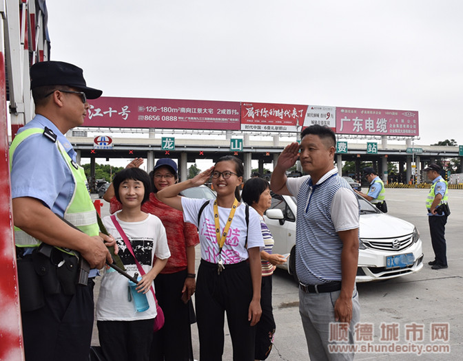 在龙江“卡哨”，警民互动_副本2.jpg