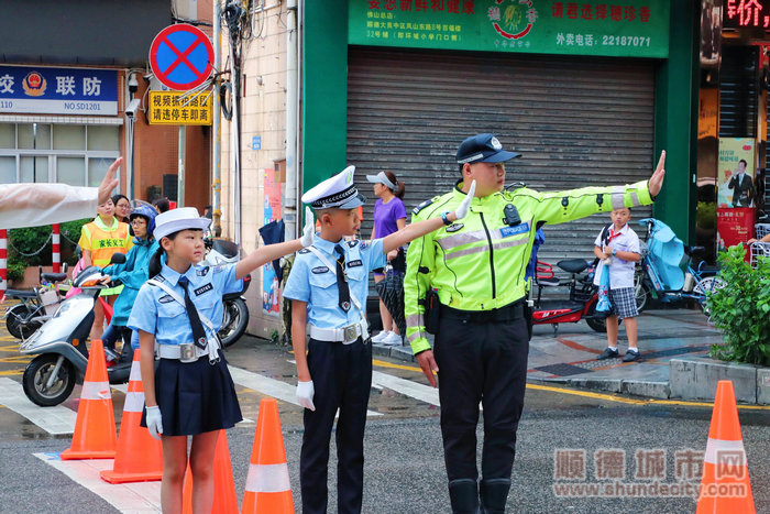 “大交警小交警“路上齐执勤.jpg