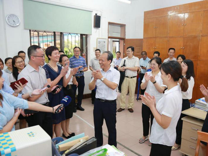 9月2日下午，市委常委、顺德区委书记郭文海（右）率队到顺德一中外国语学校调研，并向教师们送上节日祝贺。（顺德档案馆 叶伟涛摄）_副本.jpg